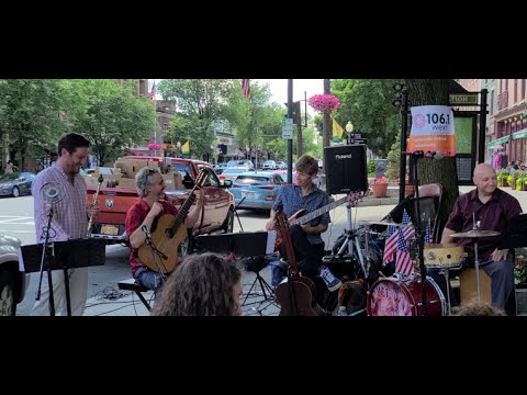 Fuego Sonoro performing Benzinho outdoors
